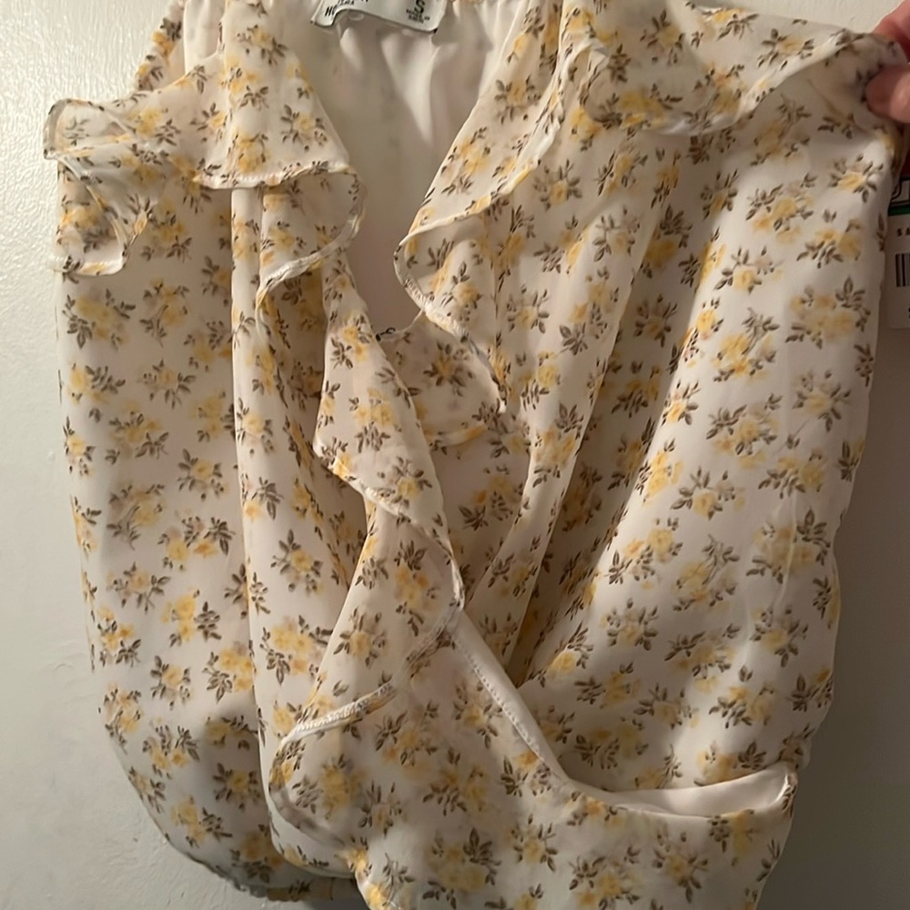 Hollister Floral Ruffle Blouse - White and Yellow $5 top sale today only 🌸